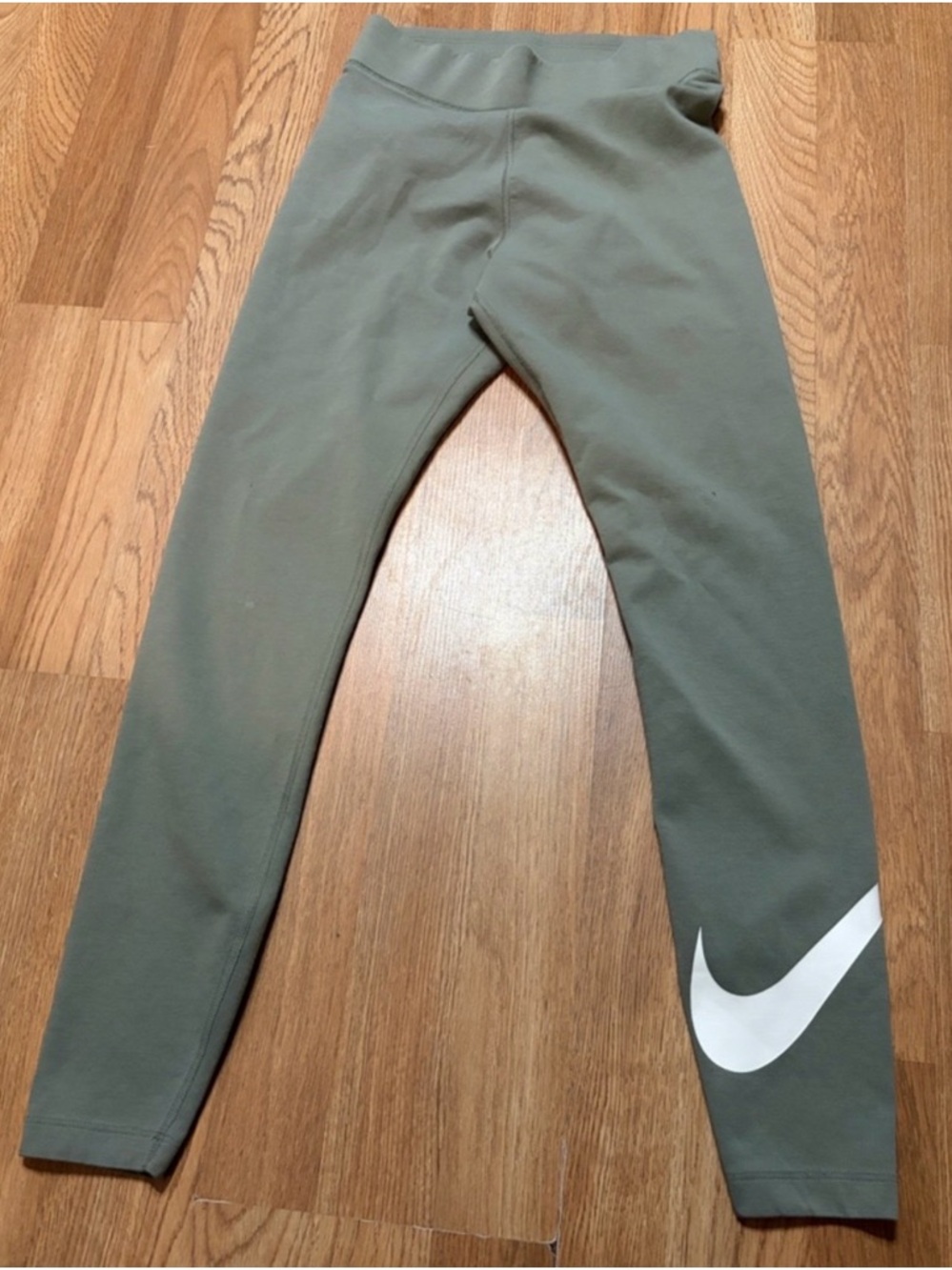 ✨ Nike Sportswear Classics Women’s High-Waisted Graphic Leggings Sage Green | Sm